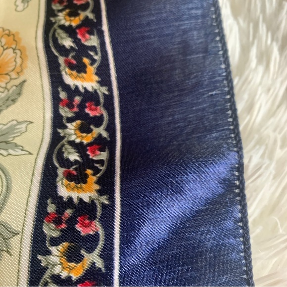 Gorgeous Pure Silk Big‎ Scarf - Picture 5 of 8